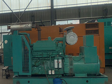 工廠備用電源650KW發(fā)電機組